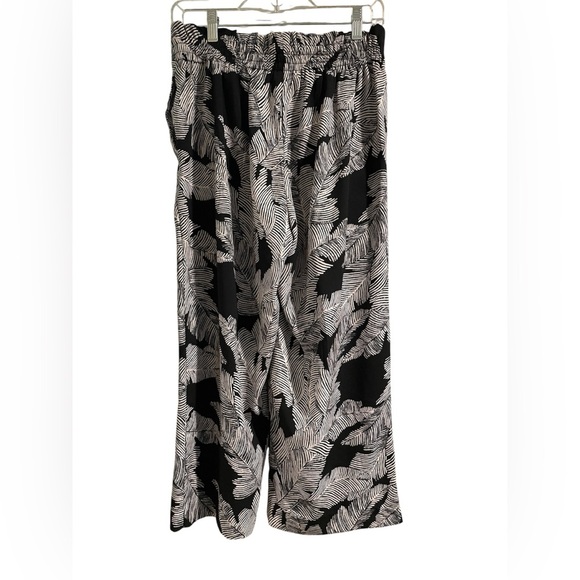 Black and White Flowy Capri Leaf Print Pants Size Small - Picture 3 of 4